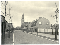 103971 Tolpoststraat, nu Pastoor van Leeuwenstraat, gezien vanuit de richting 'Molenstraat' in de richting ...