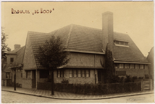 103979 Tolpoststraat, nu Pastoor van Leeuwenstraat, gezien in de richting van de 'Molenstraat'. Badhuis van ...