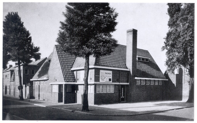 103981 Pastoor van Leeuwenstraat/hoek Marterstraat, gezien in de richting 'Molenstraat'. Op de hoek wijkgebouw het ...