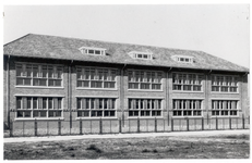103982 Pastoor van Leeuwenstraat. Achterkant Sint Jozefschool, gezien vanuit de 'Hermelijnstraat', 1923 - 1927