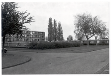 103995 Lindberghplein. Pronto-flat en bejaardenwoningen, gezien vanaf de Jan Olieslagersstraat, 27-10-1986