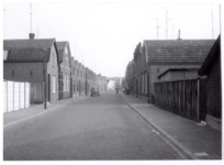 103997 Lithoyensweg. Gezien vanuit de richting van de 'Bindersestraat' in de richting Heistraat. Links rij van twaalf ...