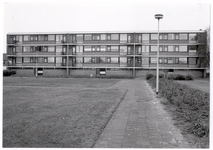 104011 Zogenaamde Pronto-flat aan het Luchtvaartplein, gezien vanuit de richting 'Parmentierstraat', 17-11-1986