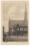 104018 Zuidwestelijke hoek van de Markt, met gezicht op de Veestraat. Op de hoek het pand van Albert Heyn daarachter ...