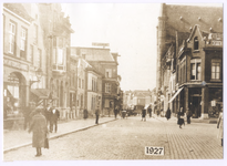 104037 Zuidwestelijke hoek van de Markt, met gezicht op de Veestraat. Links het pand van boekhandel Van de Burgt, het ...