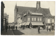 104040 Zuidwestelijke hoek van de Markt, met gezicht op de Veestraat. Rechts op de hoek van de Markt Albert Heyn. ...