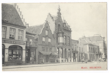 104041 Zuidkant van de Markt, met gezicht op de Veestraat. Links het pand van boekhandel Van de Burgt, muziekhandel Th. ...