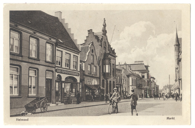 104042 Zuidkant van de Markt, met gezicht op de Veestraat. Links een deel van het pand van firma Spoorenberg in knopen ...