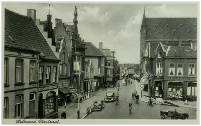 104045 Zuidwestelijke hoek van de Markt, met gezicht op de Veestraat. Links een deel van het pand van firma Spoorenberg ...