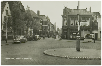 104047 Zuidwestelijke hoek van de Markt, met gezicht op de Veestraat. Middenachter de Veestraatbrug en de kerk Onze ...