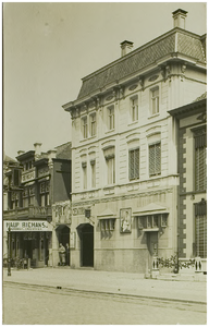104057 Markt, oostzijde. Bioscoop Centraal met links daarvan café-restaurant De Beurs, 1924 - 1929