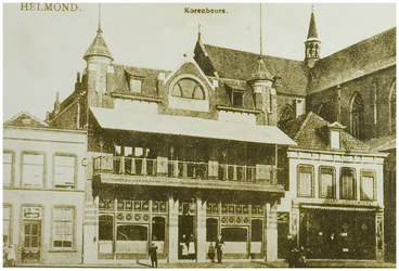 104058 Zuidoosthoek van de Markt. Links bakkerij K. van Weert, midden hotel De Korenbeurs, rechts hotel Sint Lambert. ...