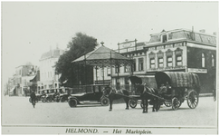 104059 Markt, oostzijde, gezien vanaf de 'Veestraat'. Rechts naast de winkel van J.J. Ebben de toegang naar de ...