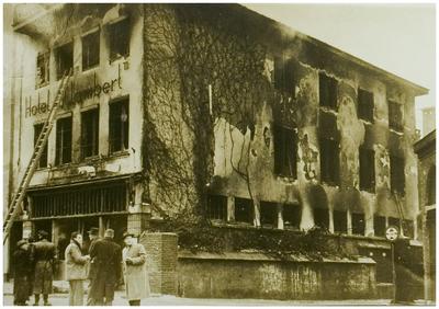 104069 Markt. Uitgebrande hotel Sint Lambert, 06-02-1956
