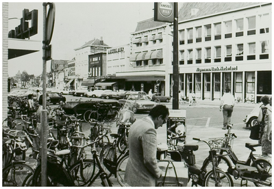 104074 Markt, oostzijde. Op de voorgrond een gedeelte van de ingang van de Elzaspassage aan de westkant van de Markt, 1977