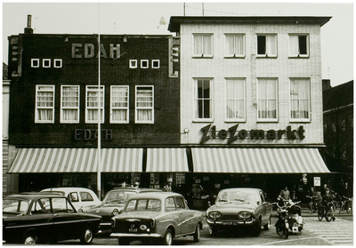 104080 Markt, oostzijde, hoek Ameidestraat. Panden EDAH en EDAH Ziezomarkt, 1966