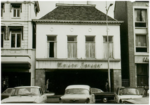 104083 Oostzijde Markt, nummer 16. Maison Jansen in dameskleding. Links een gedeelte van Centraal Bioscoop van Rob ...