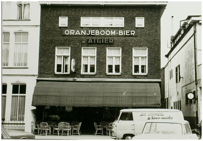 104086 Oostelijke zijde Markt, nummer 22. Café van Jan Atgier. Links een gedeelte van de Rotterdamse Bank (later ...