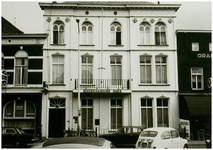 104087 Oostelijke zijde Markt, nummer 24. De Rotterdamse Bank (later Amrobank. Links een gedeelte van hotel De kegel, ...