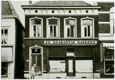 104089 Oostelijke zijde Markt, nummers 28 t/m 30. De Brabantse Bakkerij van Coppens-van de Ven (later Chinees-Indisch ...