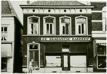 104089 Oostelijke zijde Markt, nummers 28 t/m 30. De Brabantse Bakkerij van Coppens-van de Ven (later Chinees-Indisch ...