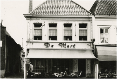 104091 Oostelijke zijde Markt, nummer 34. Café-bar De Mert van Harry van Tongerlo. Links een gedeelte van de meubelzaak ...