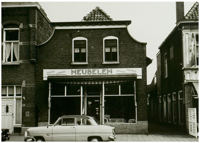 104092 Oostelijke zijde Markt, nummer 38. Meubelzaak van Laukens (later firma Sprengers Sanitair) Links een gedeelte ...