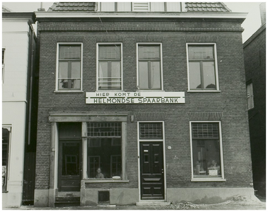 104098 Oostelijke zijde Markt, nummer 52 t/m 54. Het pand wordt verbouwd tot kantoor van de Helmondse Spaarbank. Links ...