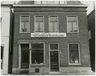 104098 Oostelijke zijde Markt, nummer 52 t/m 54. Het pand wordt verbouwd tot kantoor van de Helmondse Spaarbank. Links ...