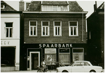104099 Oostelijke zijde Markt, nummer 52 t/m 54. Kantoor van de Helmondse Spaarbank. Links een gedeelte van het pand ...