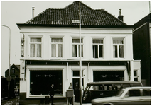 104101 Oostelijke zijde Markt, nummer 58 t/m 60. Helmondse IJzerhandel in het pand waar eerder Piet de Roy een winkel ...