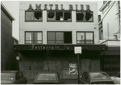 104105 Oostzijde Markt, nummer 20. Opname van het dichtgeplankte pand van restaurant De Beurs na de brand op 27 juni ...