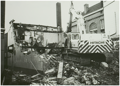104106 Oostzijde Markt, nummer 20. Afbraak van het pand van restaurant De Beurs na de brand op 27 juni 1981.. Rechts ...