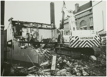 104106 Oostzijde Markt, nummer 20. Afbraak van het pand van restaurant De Beurs na de brand op 27 juni 1981.. Rechts ...