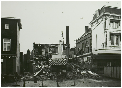 104107 Oostzijde Markt, nummer 20. Afbraak van het pand van restaurant De Beurs na de brand op 27 juni 1981. Rechts een ...
