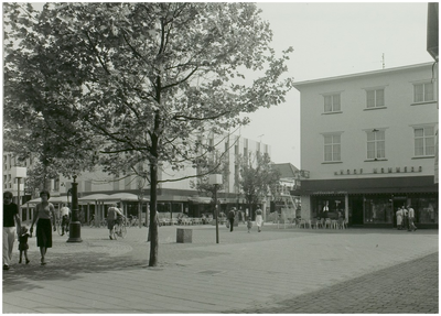 104111 Oostzijde Markt en toegang tot de Ameidestraat, gezien vanaf de toegang tot de 'Veestraat'. Links van de ...