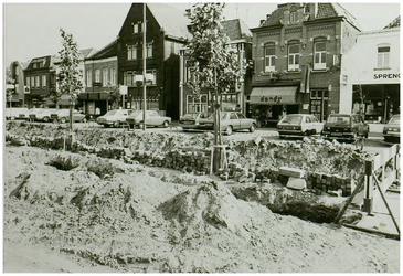 104112 Oostzijde Markt, nummers 38 t/m 50. Reconstructie en herinrichting van de straat, 10-1980