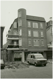 104113 Oostzijde Markt, nummer 18, hoek Het Hool. Nieuwbouw op de plaats van het vroegere restaurant De Beurs, 18-10-1985