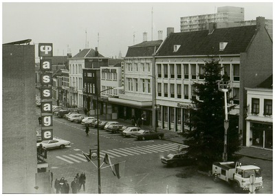 104114 Oostzijde Markt, gezien vanaf de hoogte van de 'Veestraat'. Links een deel van de toegang tot winkelcentrum ...