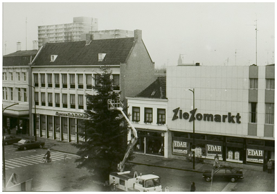 104115 Oostzijde Markt, gezien vanaf de hoogte van de 'Veestraat'. Midden op de foto wordt de versiering uit de ...