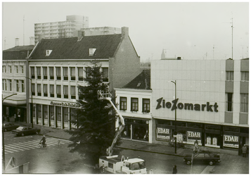 104115 Oostzijde Markt, gezien vanaf de hoogte van de 'Veestraat'. Midden op de foto wordt de versiering uit de ...
