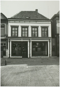 104119 Oostzijde Markt, nummer 32. Pand gebouwd in 1871 voor het echtpaar G. Coovels-Bots. In 1905 uitgebreid met een ...