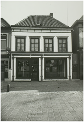 104119 Oostzijde Markt, nummer 32. Pand gebouwd in 1871 voor het echtpaar G. Coovels-Bots. In 1905 uitgebreid met een ...