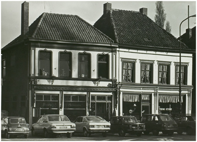 104120 Oostzijde Markt, nummer 32 t/m 34. Beide panden zijn gebouwd in 1871. Links bistro 't Schouwke, rechts ...