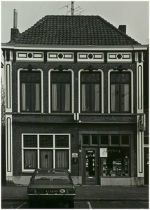 104121 Oostzijde Markt, nummer 42 t/m 42a. De voorgevel van het pand dateert uit 1890. Het achterhuis, dat ...