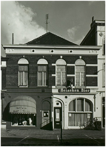 104124 Oostzijde Markt, nummer 26 t/m 26a. Achterhuis dateert van vóór 1830. In 1903 verbouwd tot twee woningen annex ...