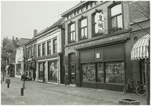 104126 Oostzijde Markt, gezien in de richting 'Marktstraat' vanaf nummer 28, 1983