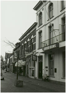 104127 Oostzijde Markt, gezien in de richting Marktstraat vanaf nummer 24, 1983