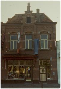 104130 Oostzijde Markt, nummer 38 t/m 40. Jeansshop, 1976