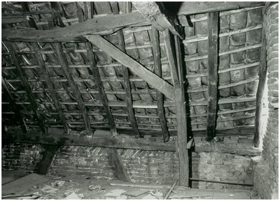 104167 Oostzijde Markt, nummer 38. Interieur van het pand van loodgieter Sprengers tijdens de sloop. Het pand bleek bij ...